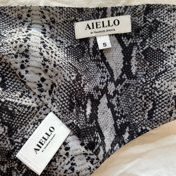 Frankie’s Bikinis Top - Picture 6 of 6